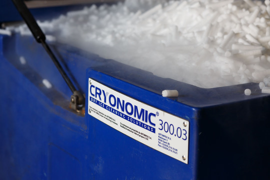 CIC 300.03 blue container filled with dry ice pellets
