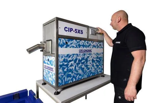 a man using Dry Ice Repacker CIP 5XS
