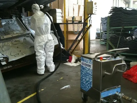COB62 Compact Dry Ice Blaster cleaning moulds