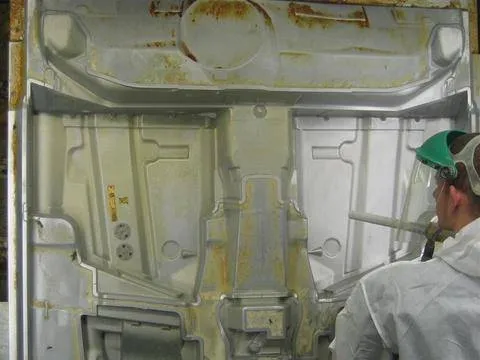 Person Dry Ice blasting a panel with COMBI73 to clean mould