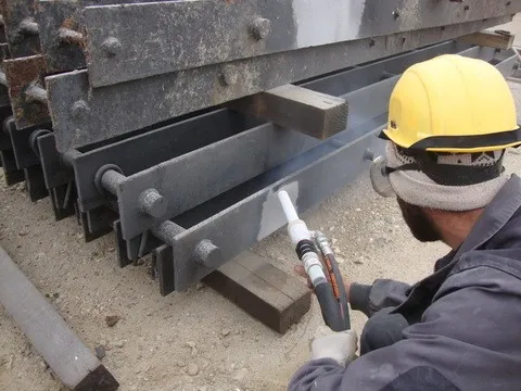 A man dry ice blasting steel framework with COMBI73
